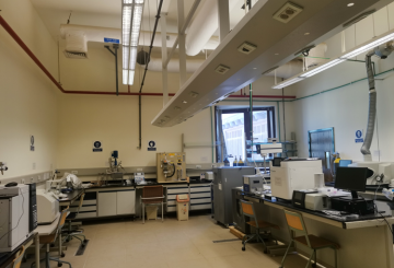 Room full of lab equipment at the SSE