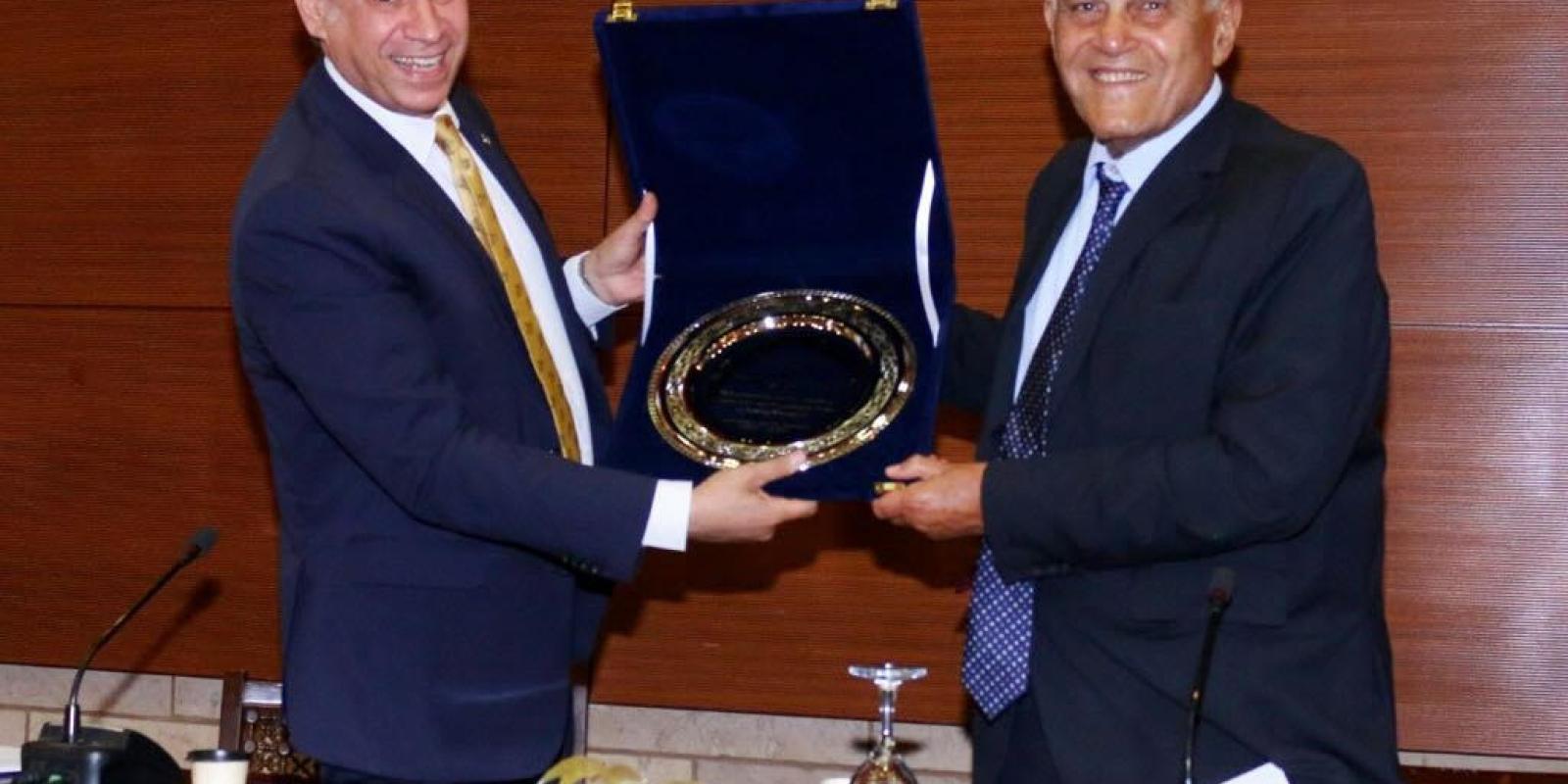 Provost Ehab Abdel-Rahman presented Professor Sir Magdi Yacoub with a silver plate in recognition of his "enduring commitment and remarkable impact in serving humanity"