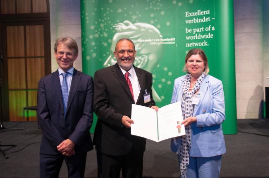 Azzazy receiving Humboldt Award