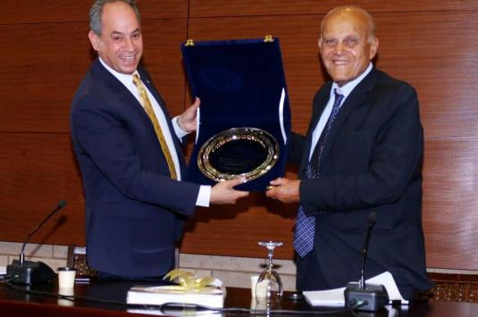 Provost Ehab Abdel-Rahman presented Professor Sir Magdi Yacoub with a silver plate in recognition of his "enduring commitment and remarkable impact in serving humanity"