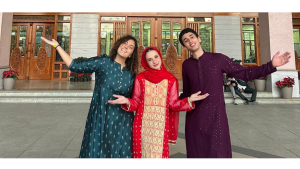 students in india wearing traditional Indian clothing